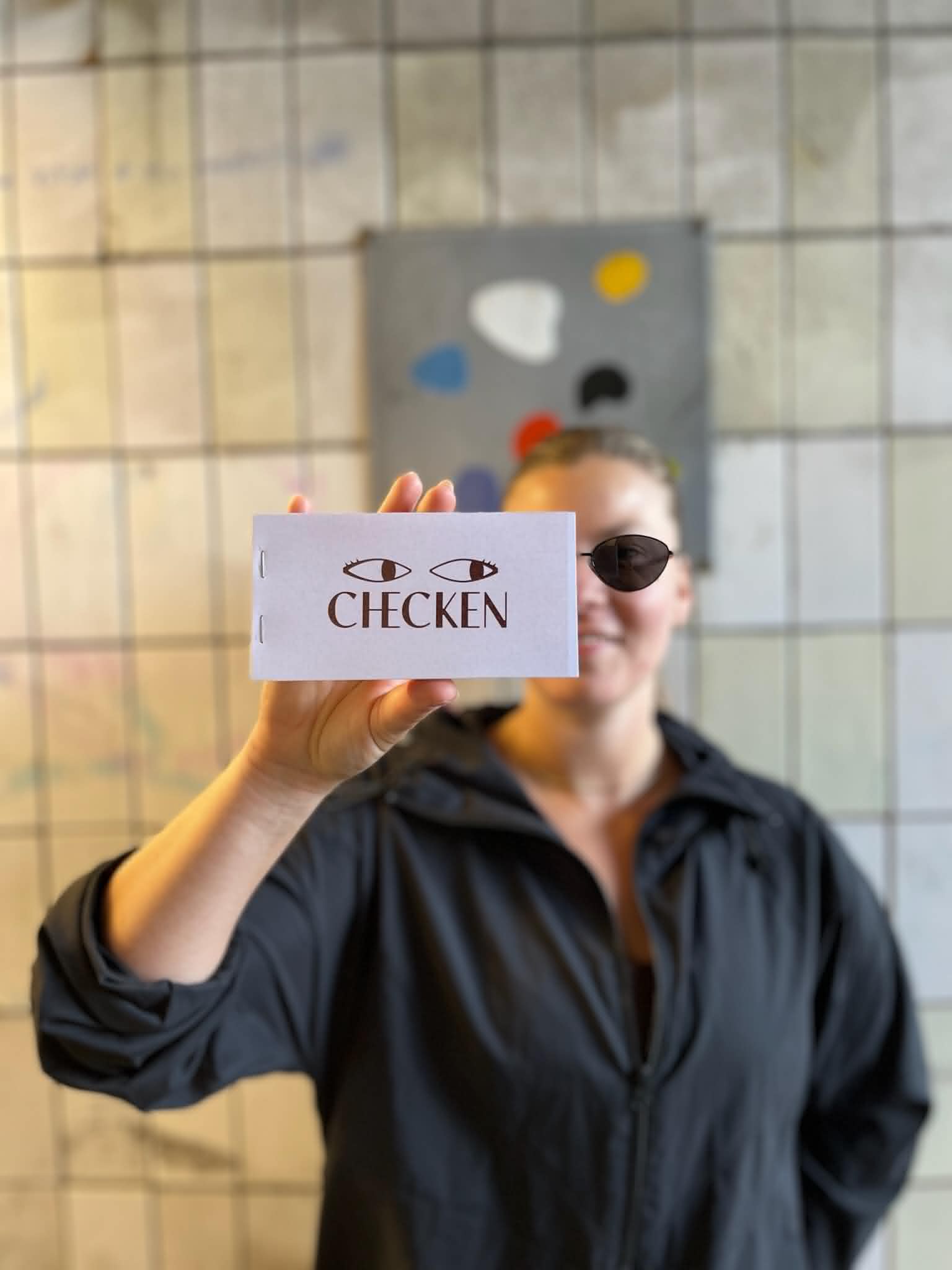 Checken hålls upp på en gata i Stockholm