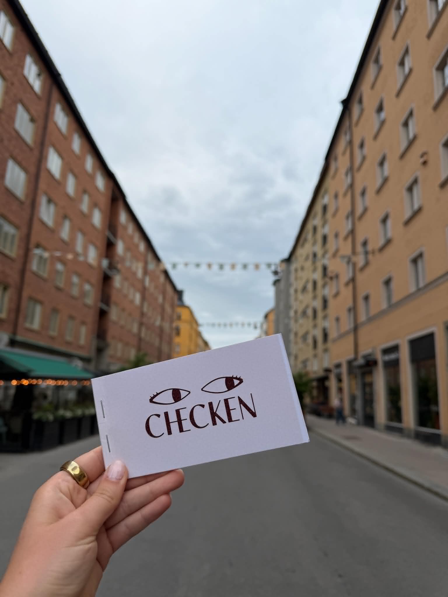 Hand lämnar över ett Checken-flirtkort